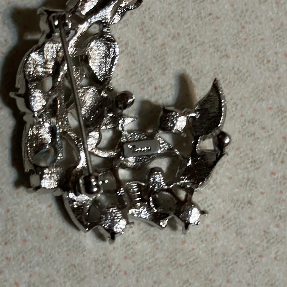 Vintage Trifari brushed silver tone rhinestone broach (434)